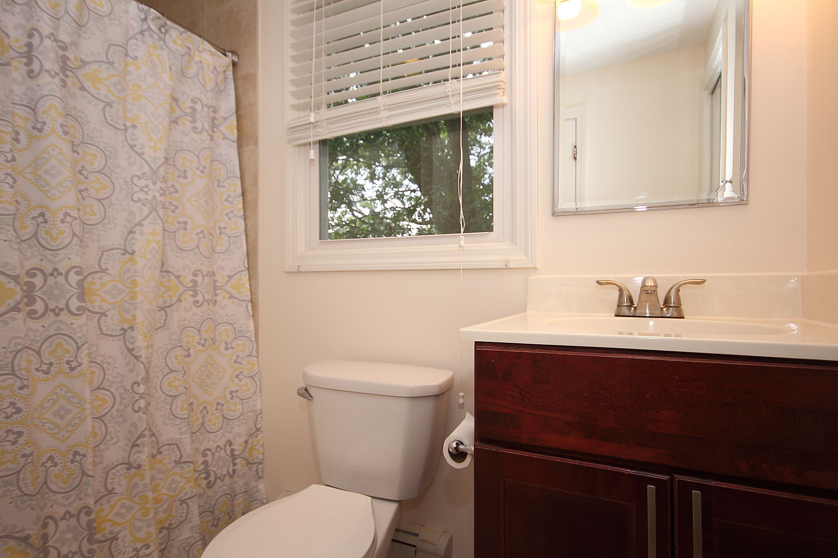 Upper Lever Full Bath